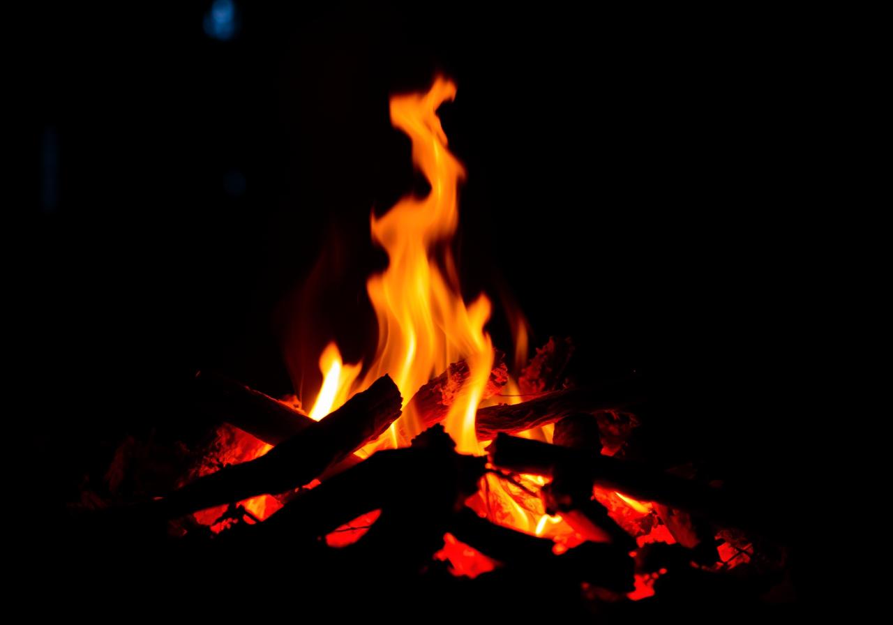 Ogień nocą w lesie